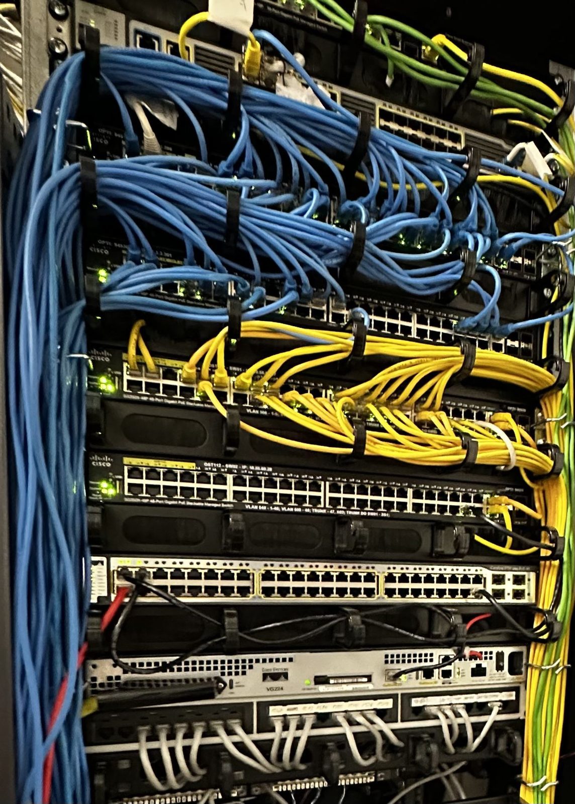 Rack z aktywnymi switchami i uporządkowanym okablowaniem — realizacja PaverNet