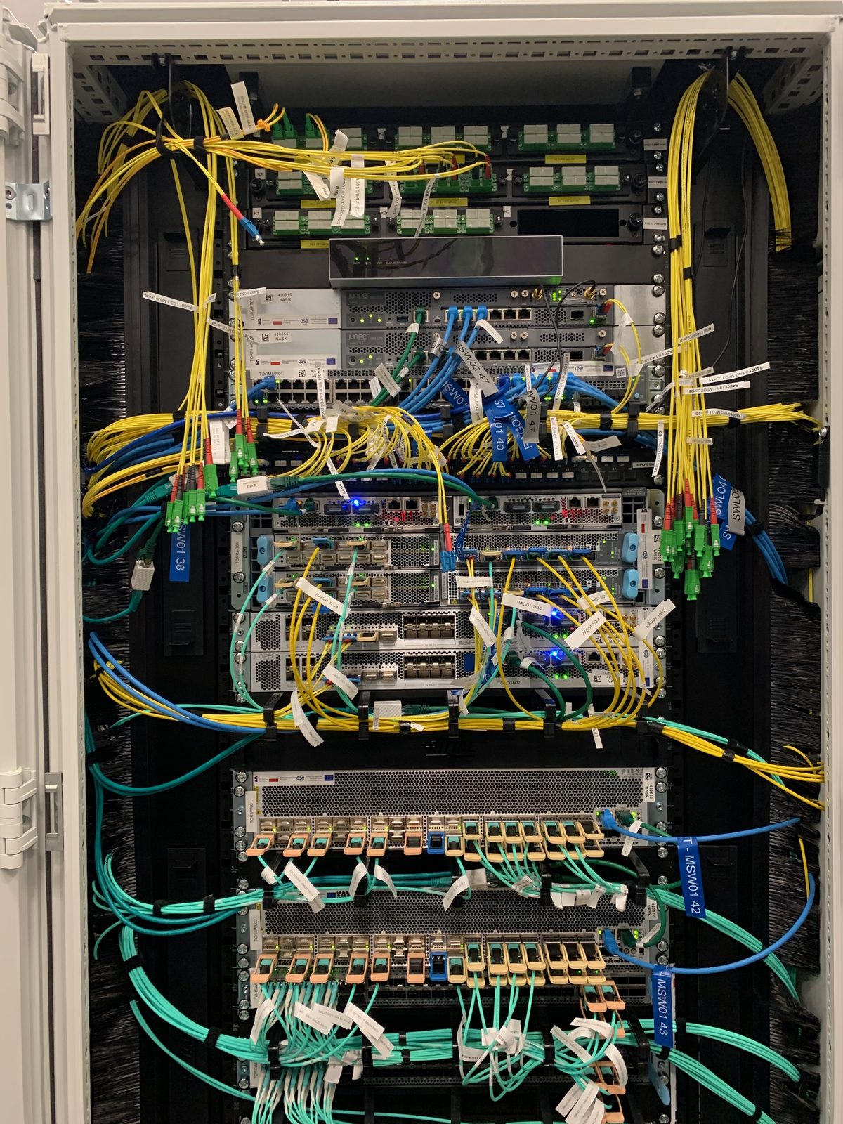 Rack telekomunikacyjny z instalacją światłowodową w obiekcie klienta PaverNet